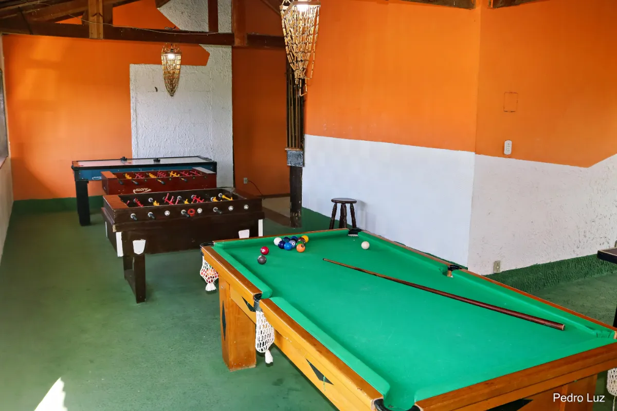 Sala de jogos com sinuca e ping pong